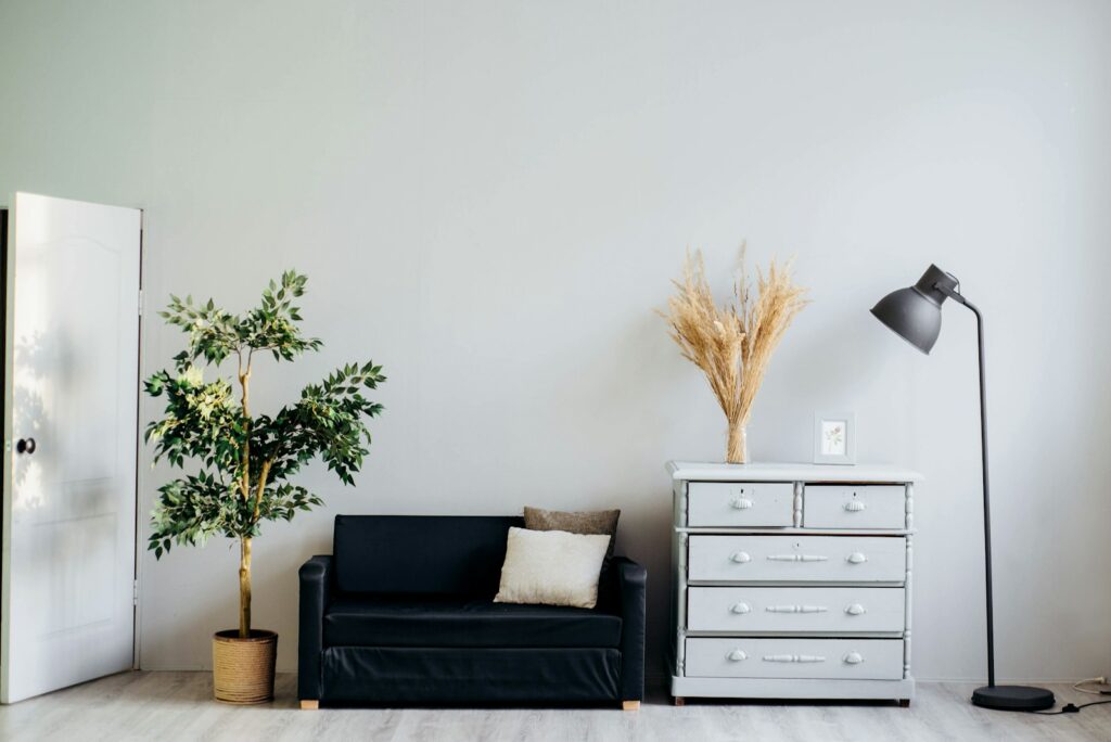 The Warm Minimalist Living Room: Layering Natural Textures and Soft Lighting